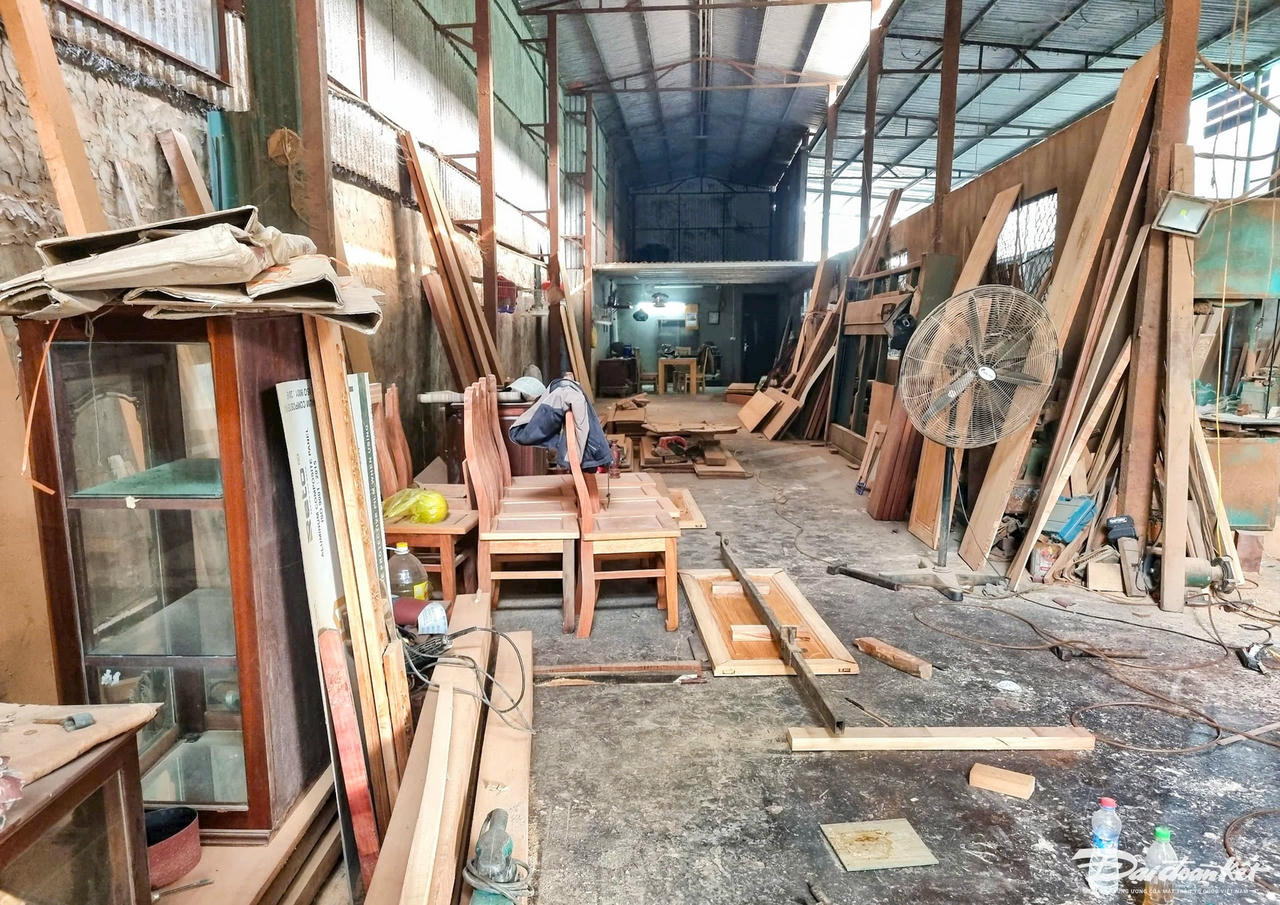 Trong không khí hối hả chuẩn bị đón Tết Nguyên đán 2025, những ngày này, tại làng mộc Phúc Lộc (phường Ninh Phong, TP Hoa Lư), người dân đang tất bật để sản xuất các sản phẩm phục vụ thị trường dịp Tết. Ảnh: Đình Minh