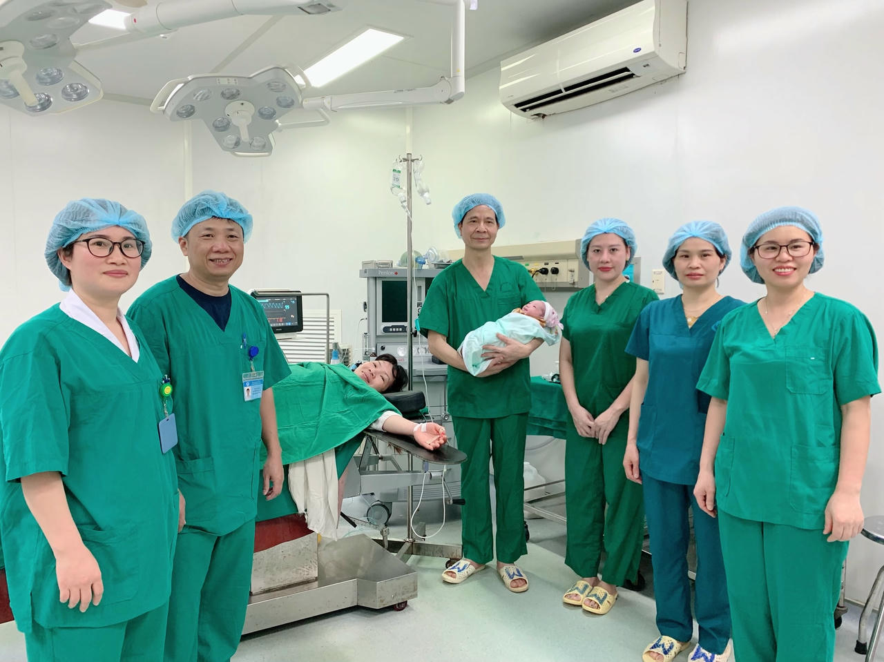 Thầy thuốc ưu tú - Bác sỹ CKII Lê Công Tước, Giám đốc Bệnh viện cùng Kíp phẫu thuật vui mừng đón Em bé đầu tiên chào đời bằng phương pháp Thụ tinh trong ống nghiệm