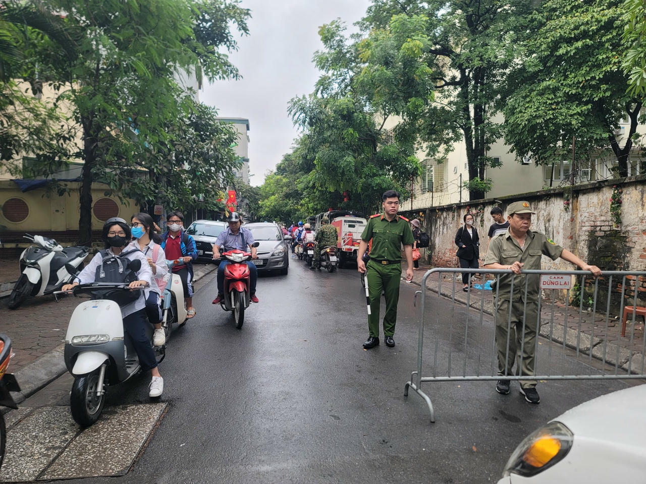 Hiện lực lượng chức năng đang tiến hành dựng rào, hạn chế phương tiện vào khu vực cháy để phục vụ công tác cứu hộ.