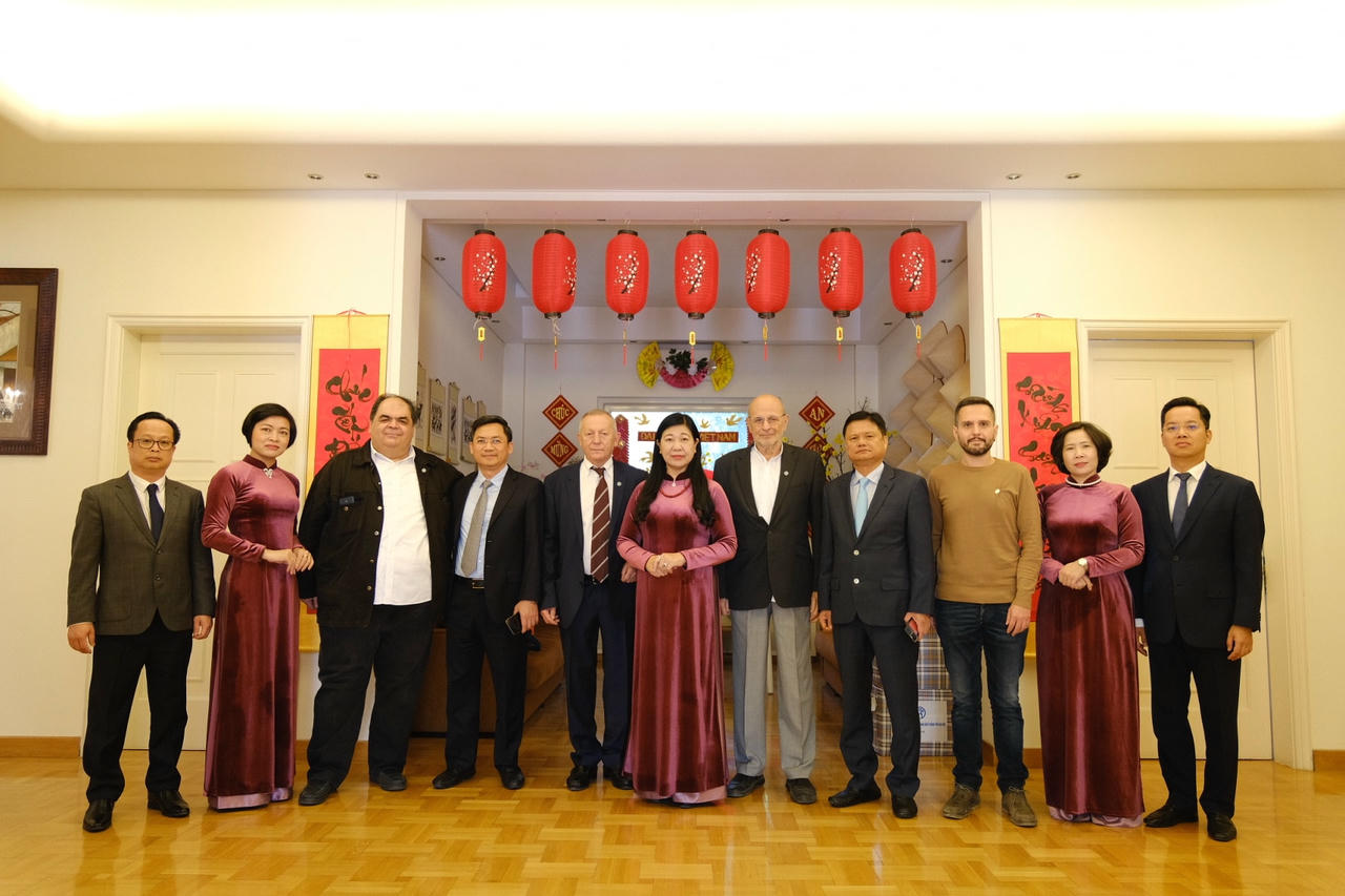 Ông Thanasis Pafilis, Tổng Thư ký Hội đồng Hòa bình thế giới cùng lãnh đạo Ủy ban Hòa bình Hy Lạp đón tiếp đoàn.