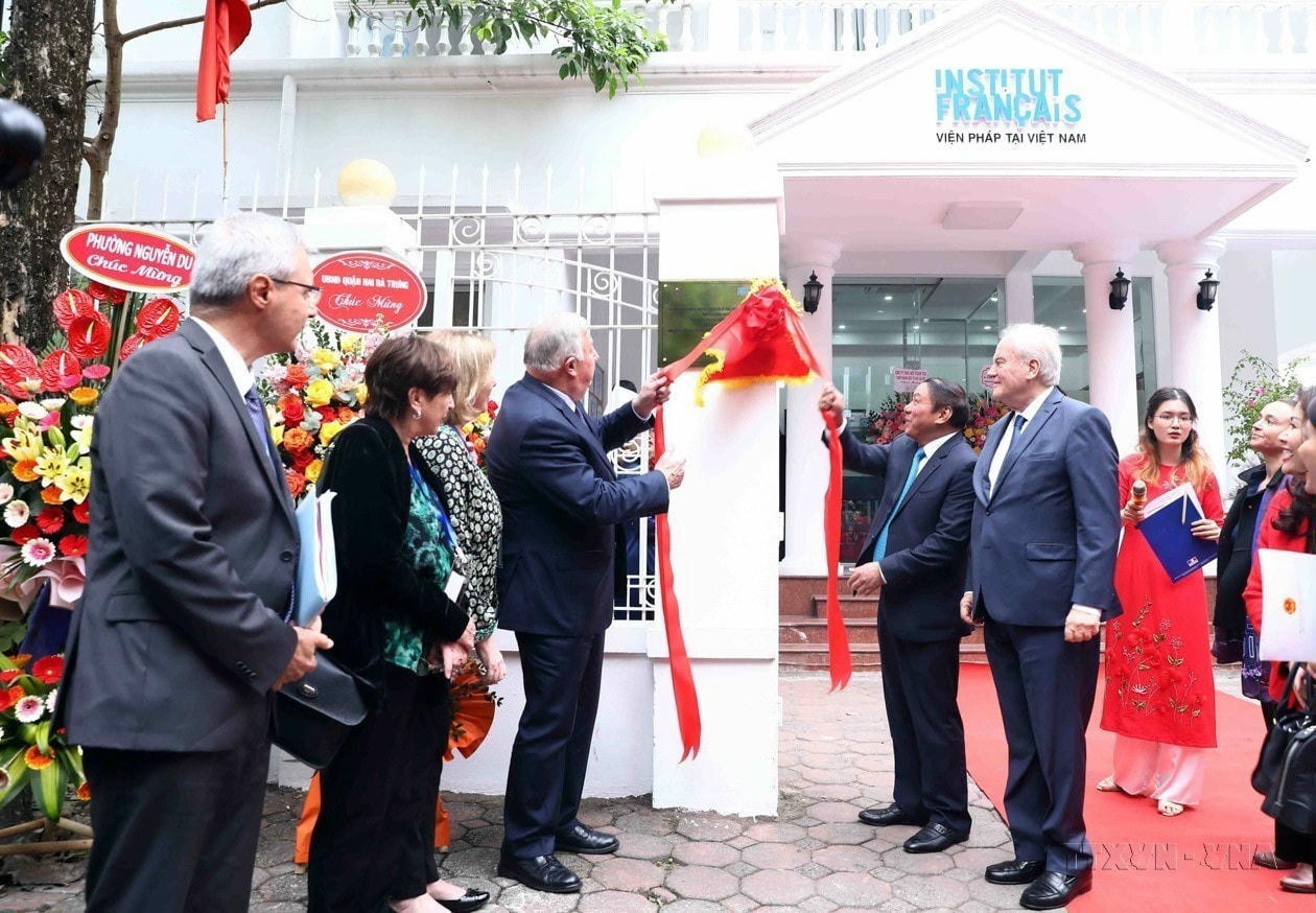 Chủ tịch Thượng viện Cộng hòa Pháp Gérard Larcher và Bộ trưởng Bộ Văn hóa, Thể thao và Du lịch Nguyễn Văn Hùng thực hiện nghi thức cắt băng khai trương Viện Pháp Việt Nam tại Hà Nội (8/12/2022). (Ảnh: Phạm Kiên/TTXVN) quan-he-viet-nam-phap-8.jpg