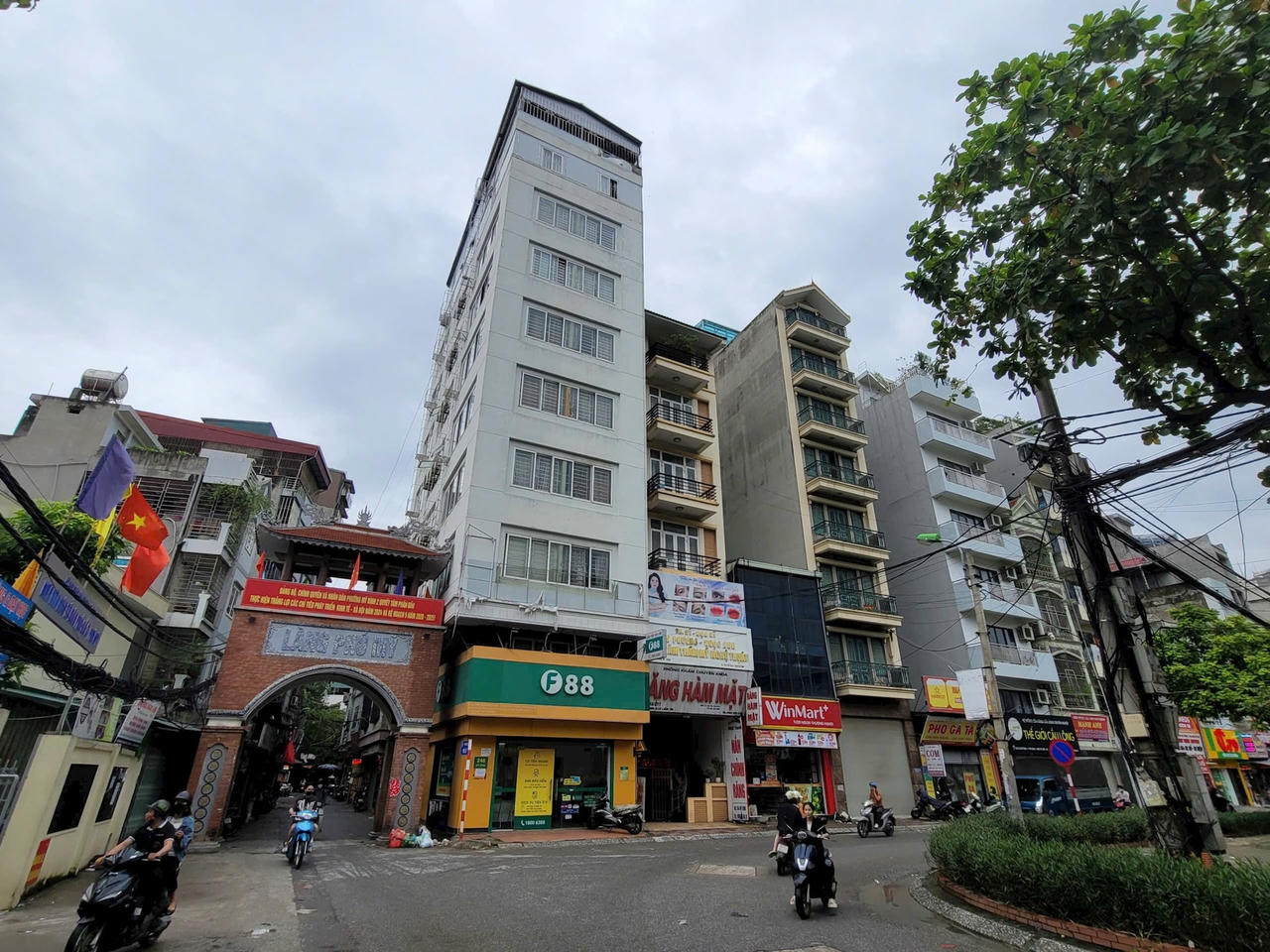 Ghi nhận của phóng viên Báo Đại Đoàn Kết, trên địa bàn phường Mỹ Đình 2 (quận Nam Từ Liêm, Hà Nội) có nhiều công trình nhà ở liên kế có dấu hiệu vi phạm trật tự xây dựng với quy mô 8 - 9 tầng.