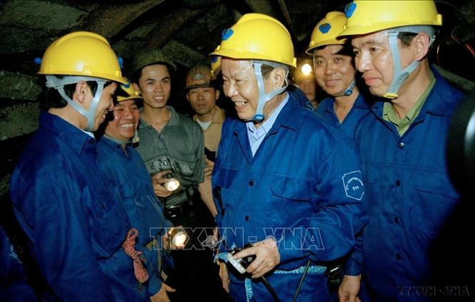 Chủ tịch nước Trần Đức Lương gặp gỡ công nhân Công ty Than Khe Chàm đang khai thác than trong hầm lò (năm 2002). Ảnh: TTXVN.
