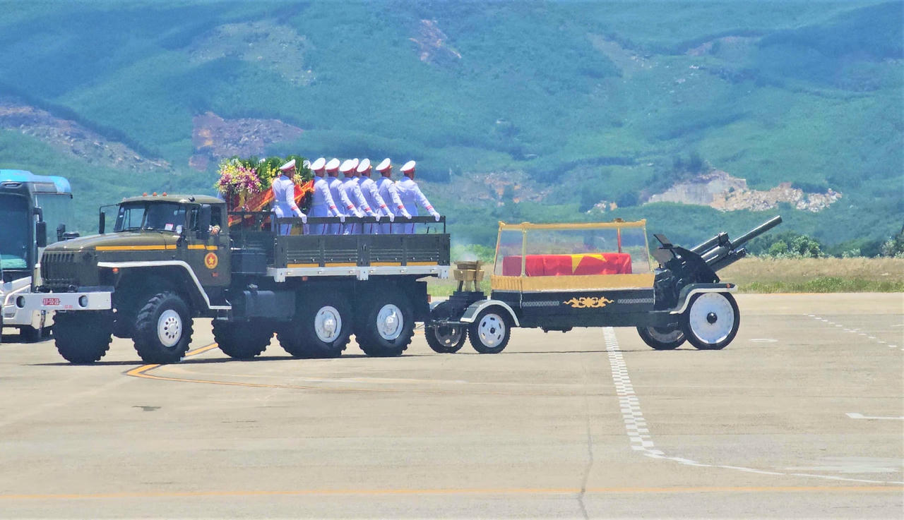 Đúng 11h, ngày 25/5, linh cữu nguyên Chủ tịch nước Trần Đức Lương tới sân bay Chu Lai. Ảnh: Tấn Thành.