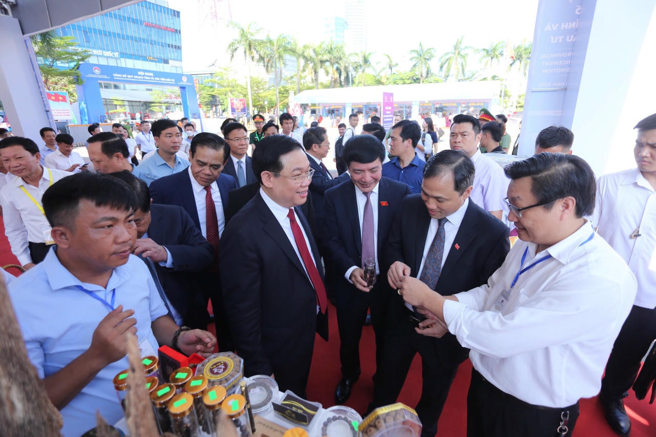 Hơn 30 sản phẩm tiêu biểu thu hút đại biểu tham quan.