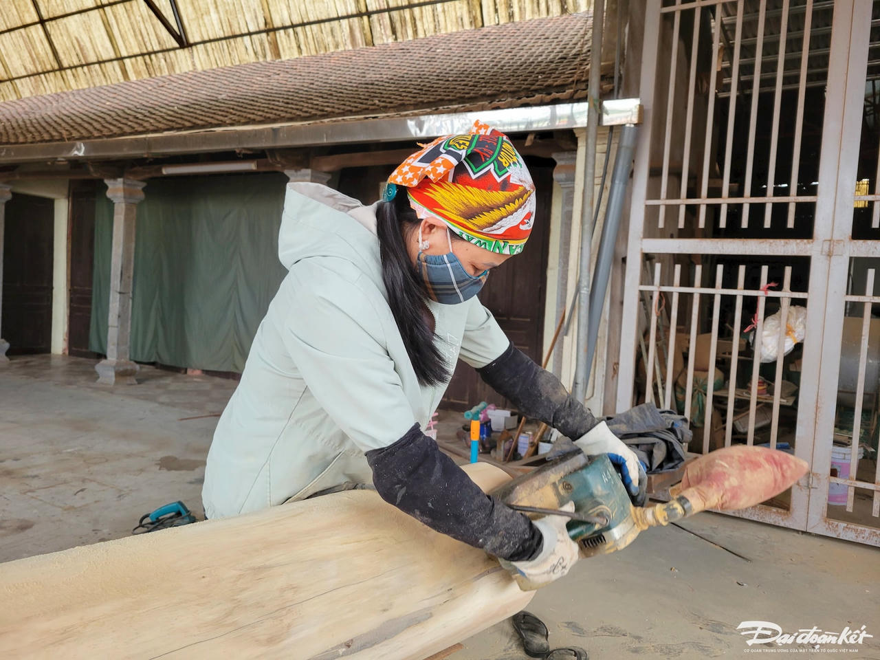 Ông Phạm Văn Chuyền - Phó Chủ tịch UBND phường Ninh Phong cho biết: Làng mộc Phúc Lộc hiện có gần 300 cơ sở, hộ gia đình tham gia sản xuất, qua đó, đã tạo việc làm cho hơn 1.000 lao động trong và ngoài địa phương với mức thu nhập từ 8 -10 triệu đồng/người/tháng. Ảnh: Đình Minh