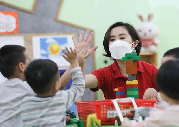 Sau thời gian dài nghỉ học vì dịch Covid-19, trẻ em đã có thể trở lại học tập trực tiếp. (Ảnh: TTXVN).