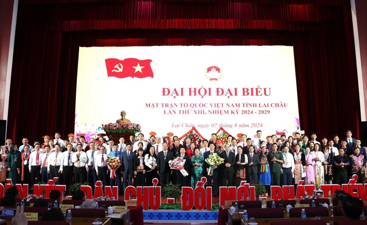 doan-dai-bieu-ra-mat.jpg