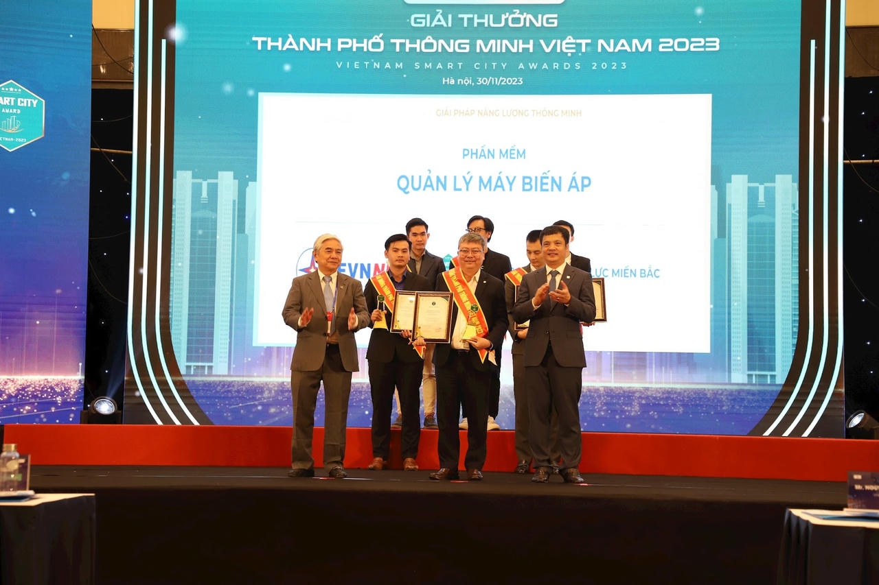 ong-vu-dinh-khiem-_-giam-doc-cong-ty-cong-nghe-thong-tin-dien-luc-mien-bac-dai-dien-evnnpc-nhan-giai-thuong.jpg