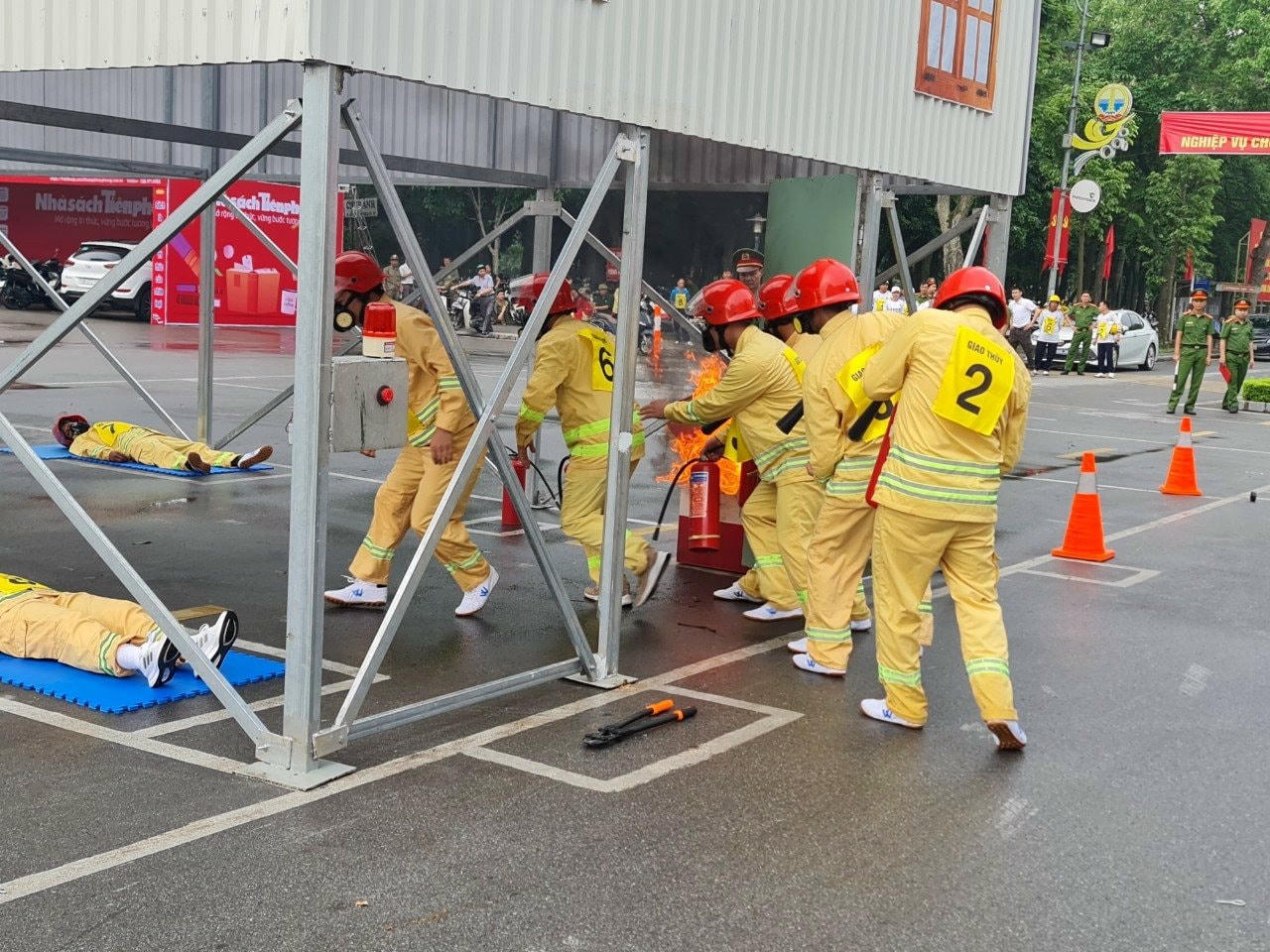Nhanh “như cắt”, họ cắt khóa cửa, lao vào trong ngôi nhà đang trong tình trạng bị cháy, có người và tài sản gặp nguy hiểm.