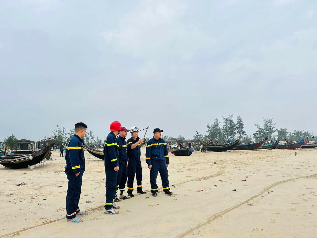 Lực lượng chức năng tổ chức tìm kiếm tại khu vực nghi là nơi một nam thanh niên bị mất tích. Ảnh: Phòng Cảnh sát PCCC và CNCH Công an tỉnh Quảng Trị.