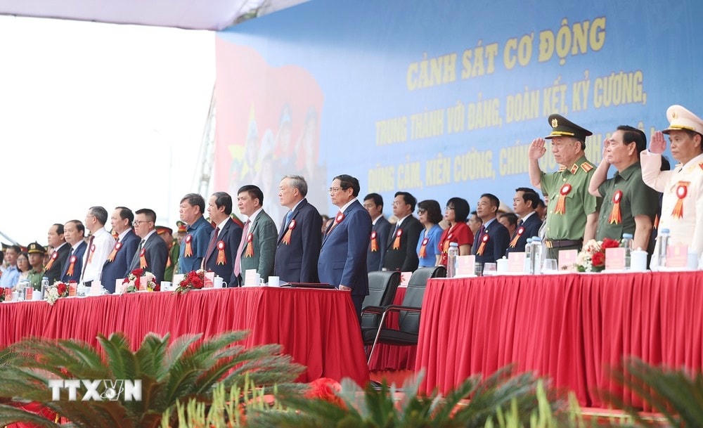 Thủ tướng Phạm Minh Chính và các đại biểu dự Lễ kỷ niệm 50 năm Ngày truyền thống Lực lượng Cảnh sát Cơ động. (Ảnh: Dương Giang/TTXVN) TTXVN_1404Thutuong7.jpg