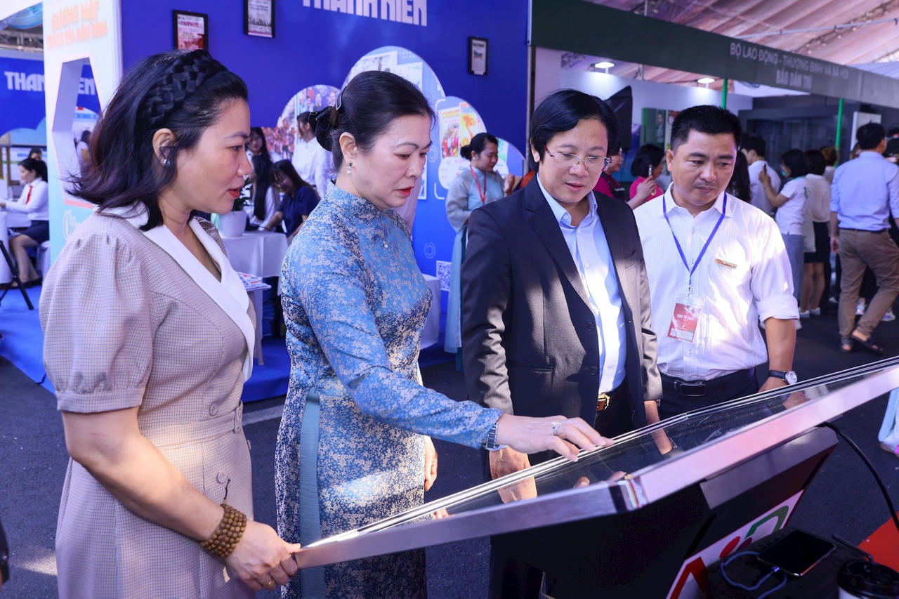 Nổi bật tại gian trưng bày báo Đại Đoàn Kết tại Hội Báo toàn quốc năm nay là không gian chuyển đổi số của báo điện tử Đại Đoàn Kết, hiện đã tích hợp hệ sinh thái 