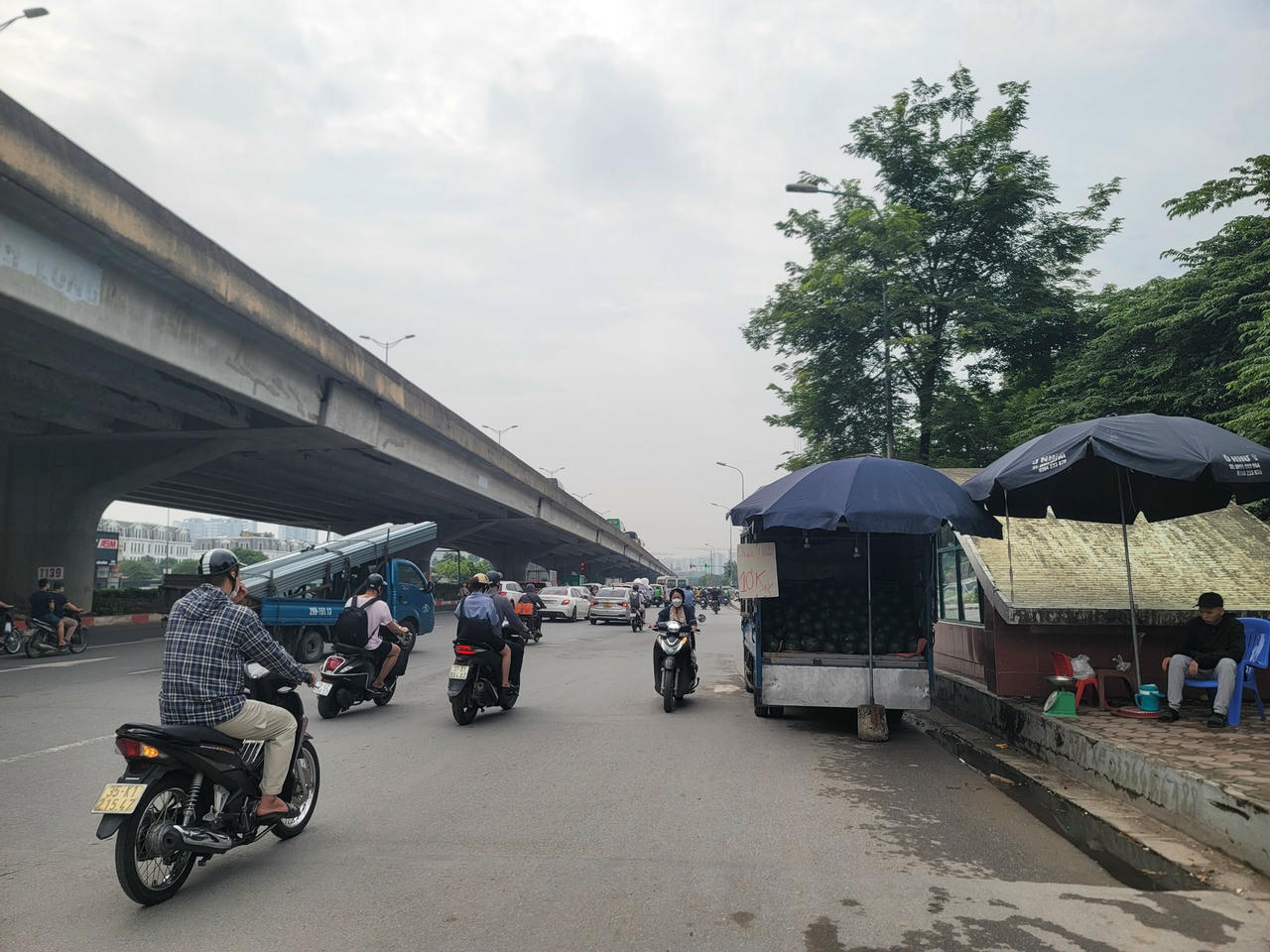 Hàng hoá được bày trên xe ô tô, đỗ dưới lòng đường, mặt hàng chủ yếu là hoa quả.