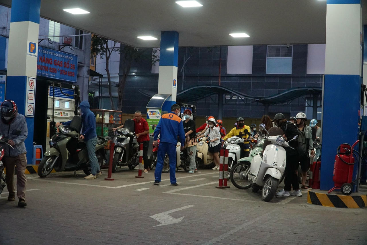 Theo Bộ Công Thương cho biết chỉ xử lý đối với hành vi bán xăng dầu qua các cột bơm mini, trụ bơm lắc tay, qua thùng, can chai