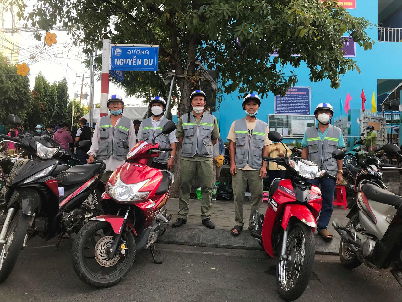 cac-thanh-vien-to-xe-om-tai-mot-diem-phuc-vu-xe-om-mien-phi-le-hoi-ram-thang-gieng.jpg