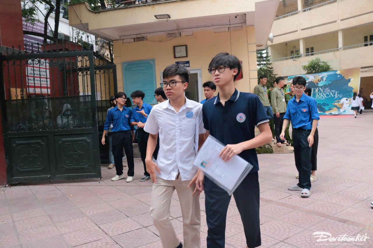 Sáng 7/6, thí sinh bước vào môn thi đầu tiên – môn Ngữ văn trong kỳ thi lớp 10 công lập năm học 2025-2026 tại Hà Nội. Ảnh: Nguyễn Hoài.