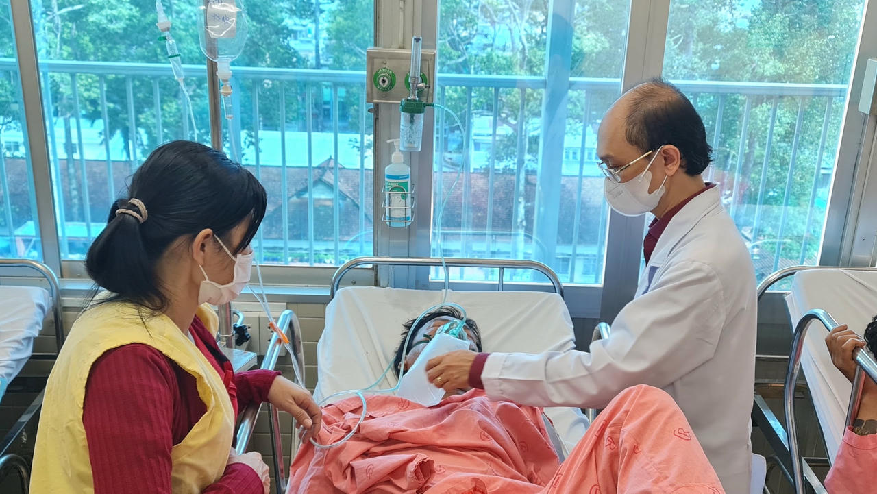 BS Đặng Vũ Thông thăm khám sức khỏe cho bệnh nhân.