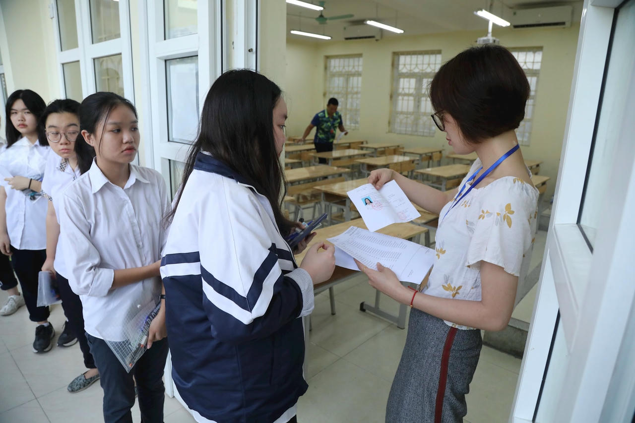 thi-sinh-du-thi-lop-10-vinh-(1).jpg