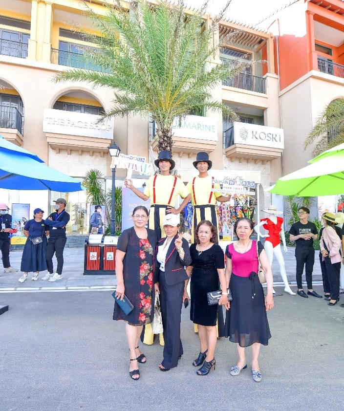 Dãy shophouse, gian hàng với nhiều thương hiệu nổi tiếng đón nhiều lượt khách trong ngày.
