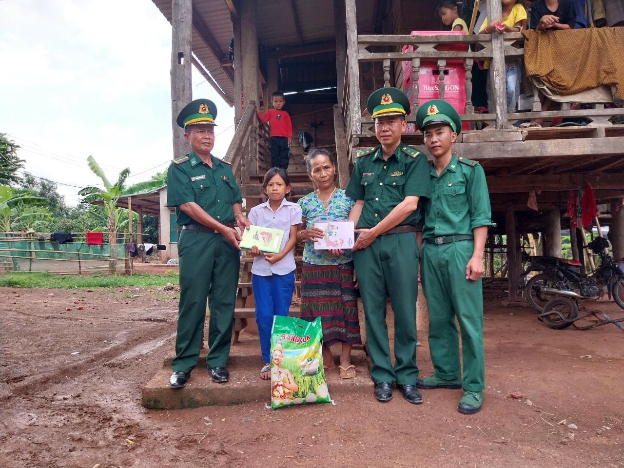 Nhiều đơn vị thuộc Bộ đội Biên phòng tỉnh Quảng Trị cử cán bộ chiến sĩ đến tận nhà động viên học sinh trước thềm năm học mới; kết nối các nhà hảo tâm trao quà, trao học bổng, nhận đỡ đầu… các em học sinh có hoàn cảnh khó khăn.