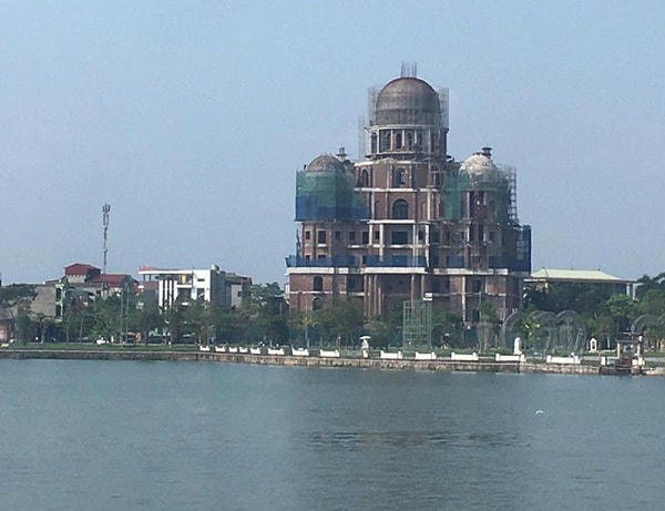 Ngày 29/5/2020, UBND TP.Việt Trì ban hành quyết định xử phạt số tiền là 40 triệu đồng về hành vi xây dựng trái phép. Cụ thể, Giấy phép xây dựng quy định là vậy, song ghi nhận thực tế, công trình trụ sở làm việc, văn phòng kinh doanh của Công ty TNHH Hải Linh đã xây dựng lên đến tận 7 tầng, 1 tum và vẫn chưa hoàn thiện các hạng mục như yêu cầu của Giấy phép xây dựng.
