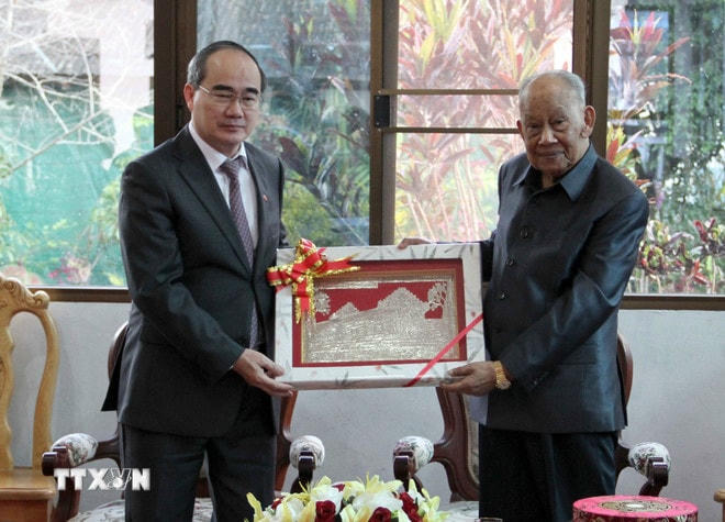 Đồng chí Nguyễn Thiện Nhân, Bí thư Thành ủy, Trưởng đoàn Đại biểu Quốc hội Thành phố Hồ Chí Minh tới thăm đồng chí Khamtay Siphandone (Lào, 25/1/2018). (Ảnh: Thành Chung/TTXVN) ttxvn-dong-chi-khamtai-siphandone-quan-he-vietnam-lao-9.jpg