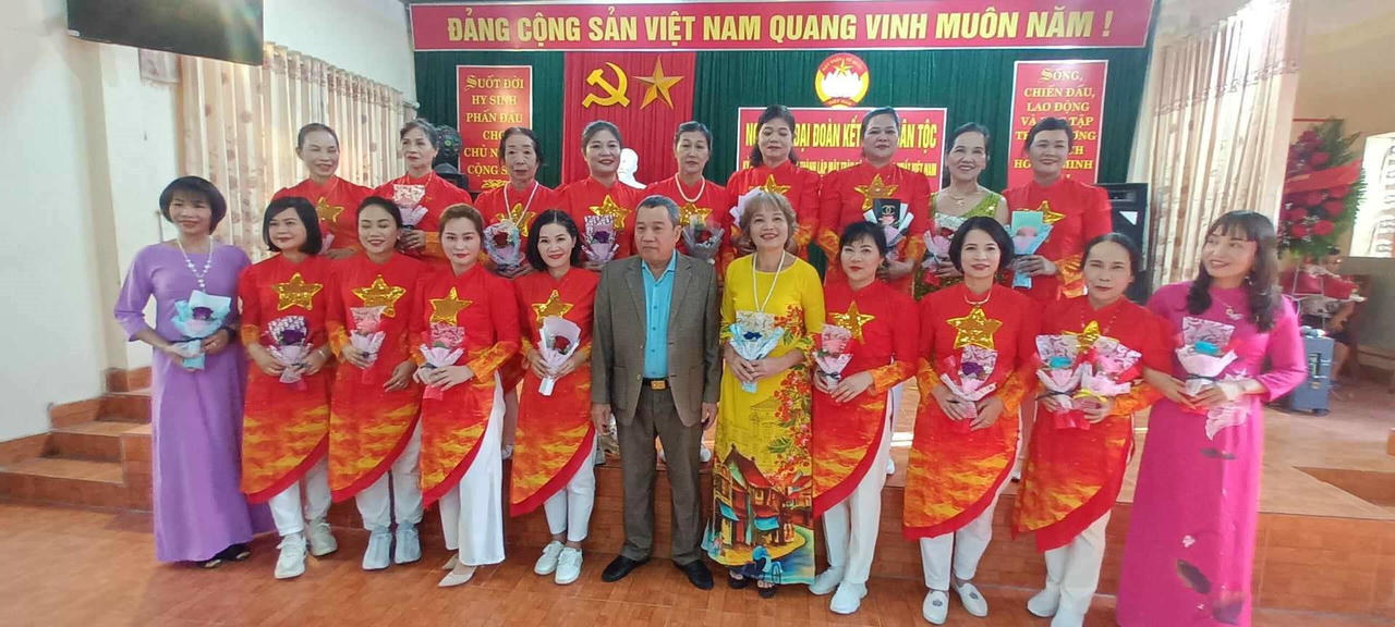doi-van-nghe-cua-to-chup-anh-luu-niem-cung-to-truong-to-dan-pho.jpg