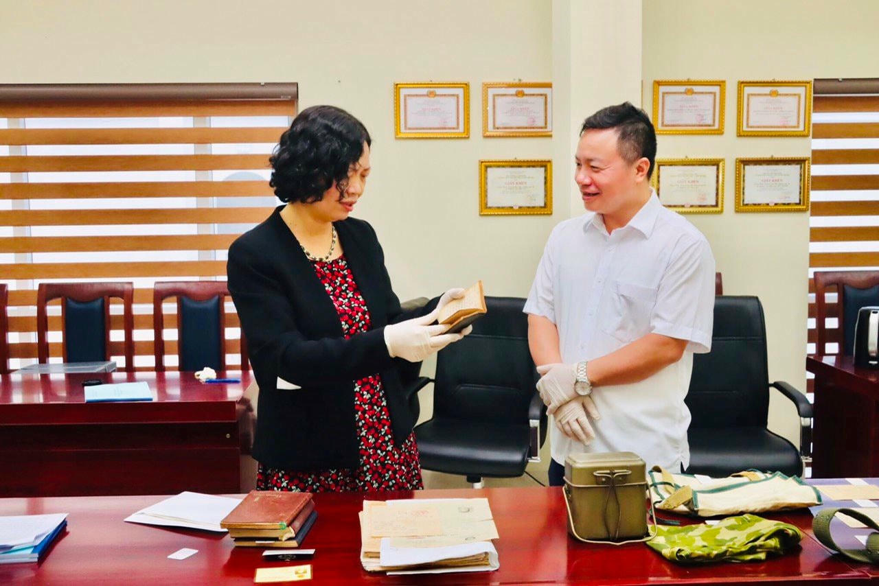 ths.-duong-thi-hang-uy-vien-hoi-dong-khoa-hoc-bao-tang-mttq-viet-nam-trao-doi-thong-tin-ve-hien-vat.jpg