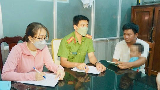 Hai bên thỏa thuận giao cháu N.H.L cho bố đẻ  (Nguyễn Thế Dũng) chăm sóc.
