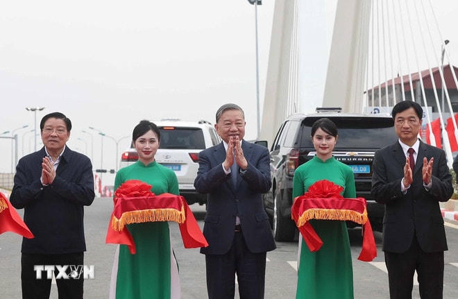 Tổng Bí thư Tô Lâm và đoàn công tác Trung ương thực hiện nghi thức khánh thành tuyến đường Lê Duẩn và cầu sông Vân, thành phố Hoa Lư, Ninh Bình. (Ảnh: Thống Nhất/TTXVN) ttxvn-tong-bi-thu-to-lam-va-doan-cong-tac-trung-uong-du-le-khanh-thanh-tuyen-duong-le-duan-va-cau-song-van-31-1.jpg