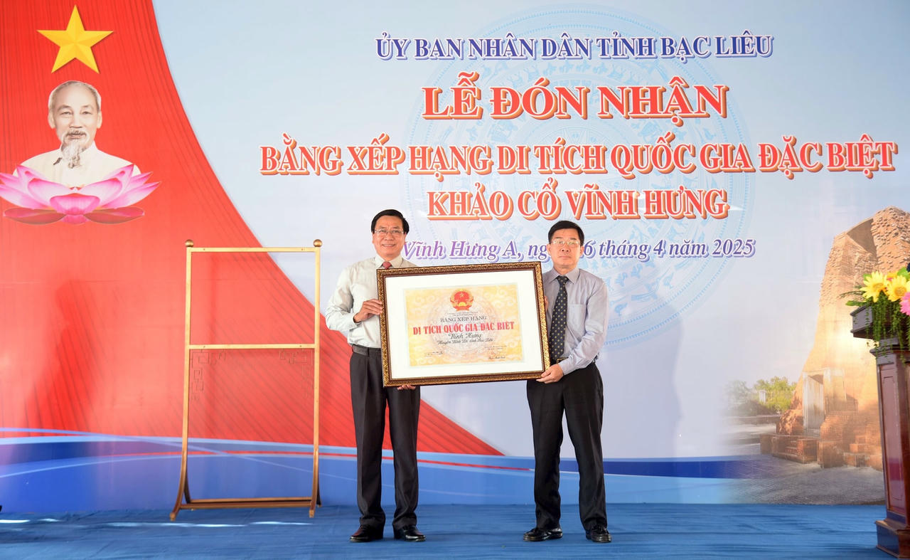 Phó Cục trưởng Cục Di sản văn hóa - Nông Quốc Thành (bìa phải) trao Bằng xếp hạng di tích quốc gia đặc biệt Khảo cổ Vĩnh Hưng cho Sở VH-TT&DL.