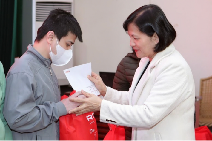 Những món quà nhỏ nhưng mang theo sự quan tâm, hướng đến những người còn có nhiều khó khăn giúp họ có thêm niềm tin vào cuộc sống (Ảnh: ROX Group) ROX Group trao tặng hơn 3.000 suất quà tết cho người nghèo -0