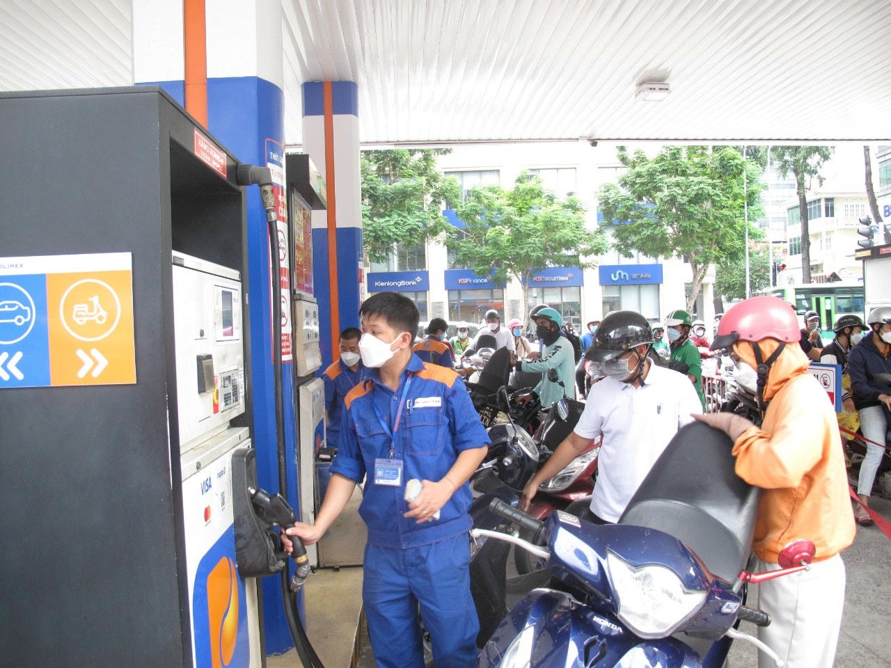 Người dân chen nhau đổ xăng.