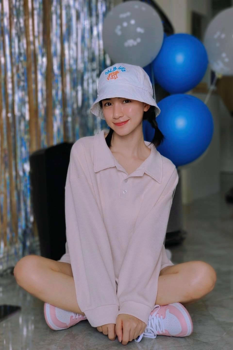 Với mốt giấu quần với áo sweater hồng và giày thể thao cùng màu, kèm theo chiếc mũ nhí nhảnh, Hòa Minzy giống các bạn nữ sinh cấp 3 hơn là một mẹ bỉm.