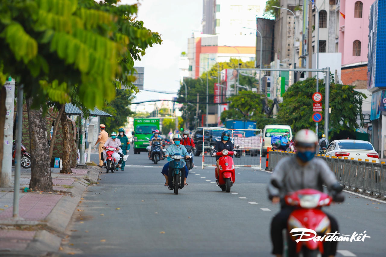Một chốt kiểm soát Covid-19 trên đường Cách Mạng Tháng Tám (Quận 3) chỉ kiểm tra những trường hợp nghi ngờ, còn lại vẫn cho đi qua chốt mà không phải kiểm tra.