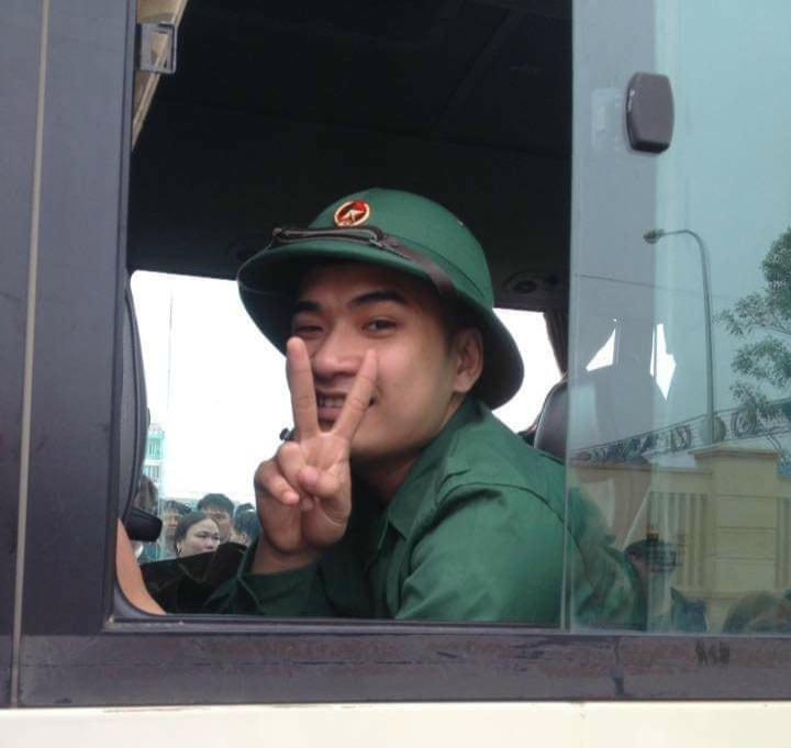 Chiến sĩ hướng về gia đình với một biểu cảm vui tươi. 