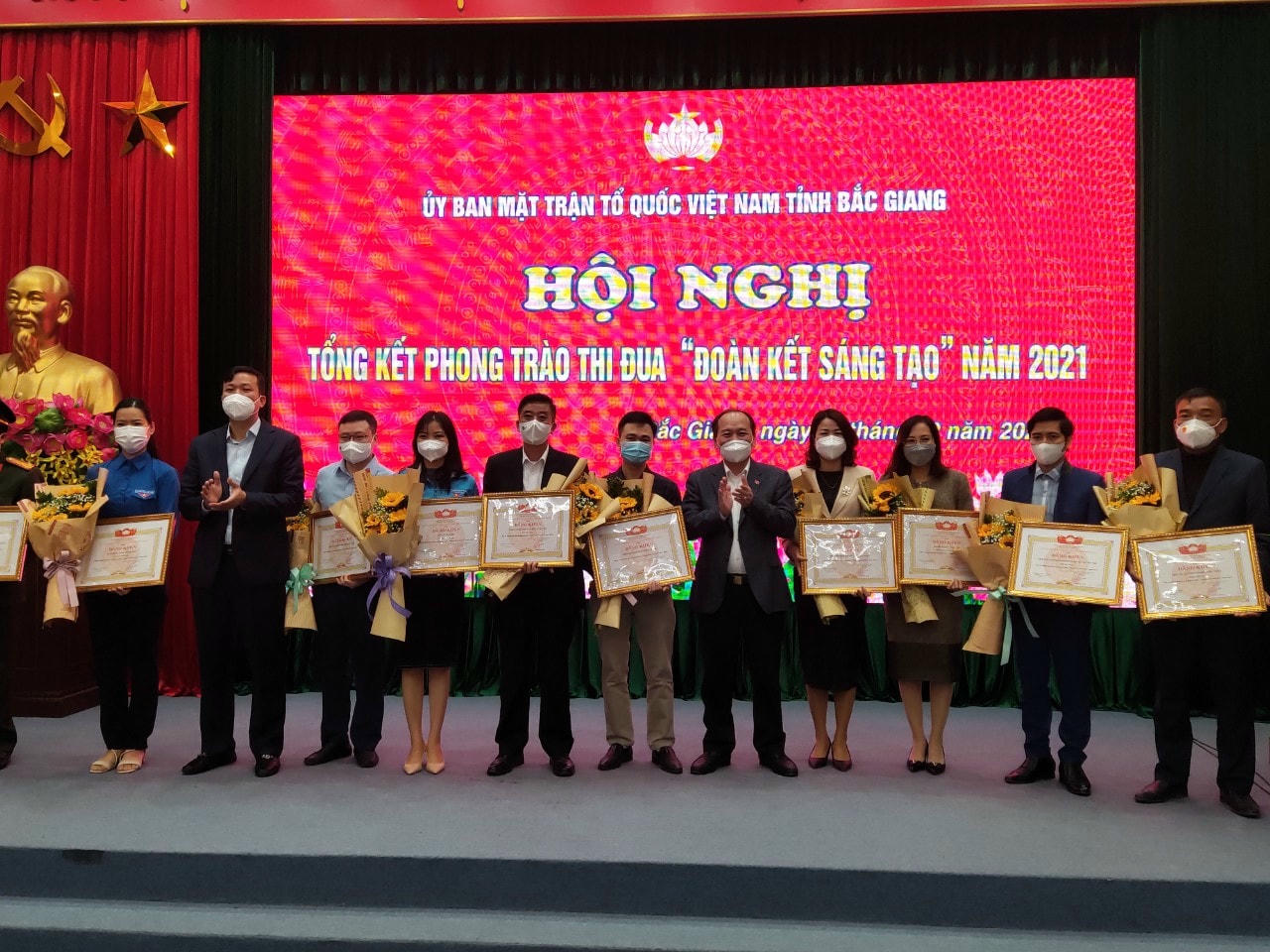 Lãnh đạo tỉnh Bắc Giang tặng bằng khen cho các tập thể, cá nhân cho thành tích.
