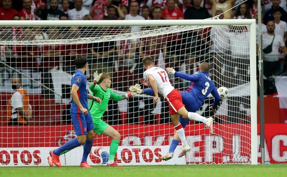 Szymanski đánh đầu ghi bàn ở phút 90+2 cho Ba Lan