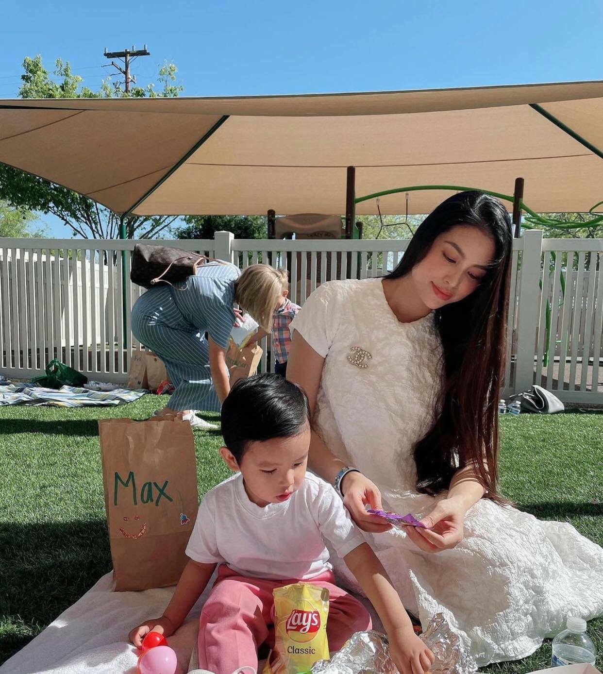 Hoa hậu Phạm Hương từng thông báo sang Mỹ chữa bệnh. Tuy nhiên, sau đó lại bất ngờ chia sẻ việc sinh con khiến khán giả vô cùng bất ngờ.