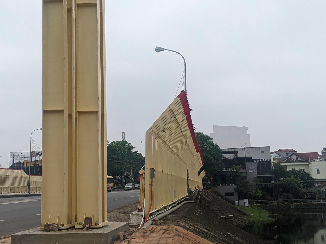 Theo ghi nhận, dọc hai bên lan can cầu Đại An lắp đặt thêm lớp hàng rào sắt sơn màu mỡ gà cao khoảng 1,5 m. Phía trên cùng các thanh sắt được sơn đỏ như đầu que diêm và phía trên của các thanh sắt này ngã ra phía hồ Đại An.