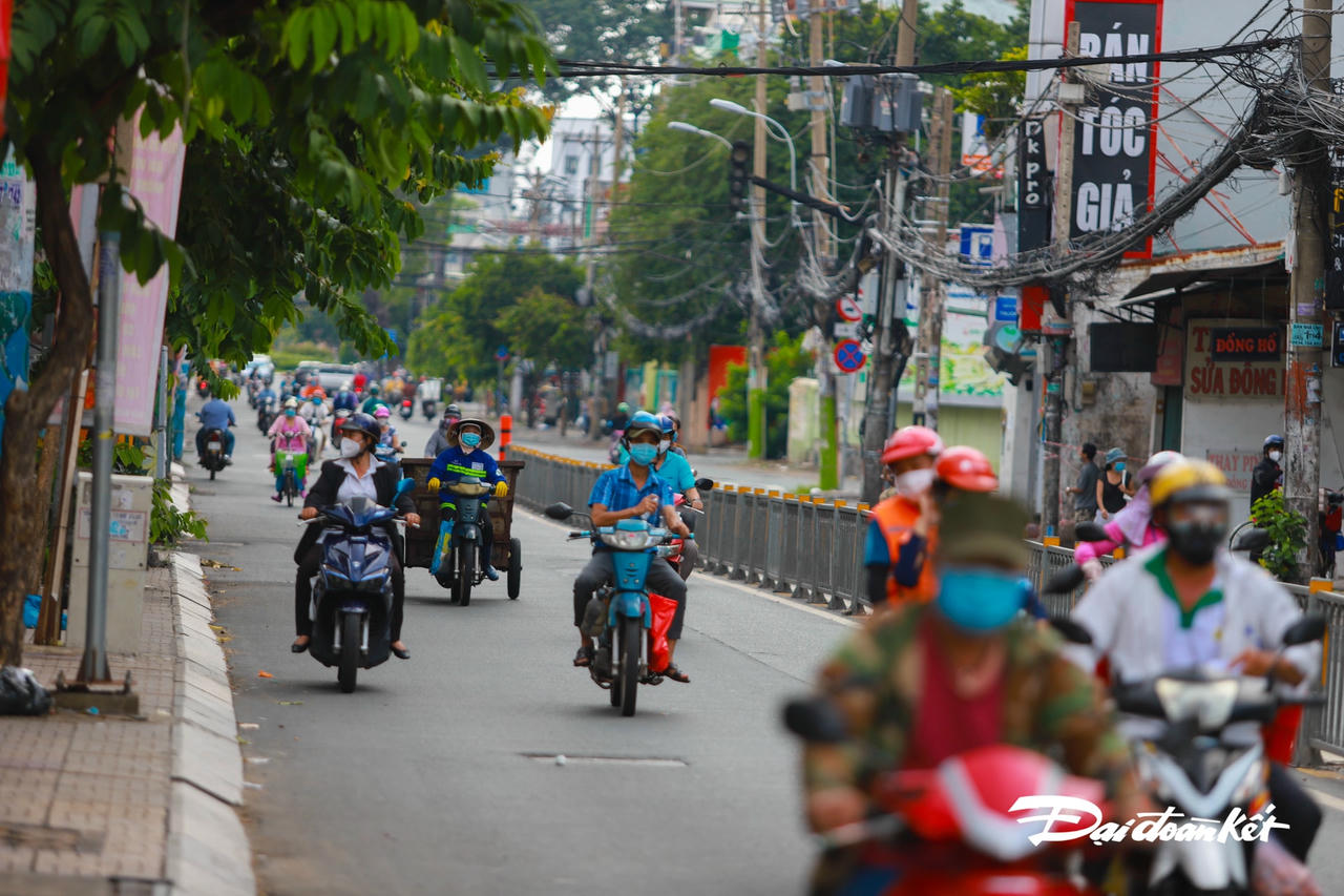 Đường Cách Mạng Tháng Tám đoạn hướng về nút giao Trường Chinh khá đông các phương tiện di chuyển.