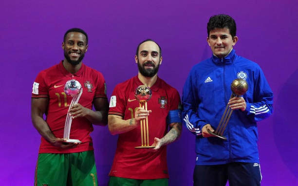 Ricardinho và Pany của Bồ Đào Nha nhận Quả bóng vàng và Quả bóng bạc.