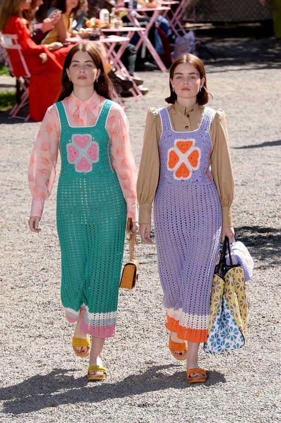 Kate Spade New York mang cảm hứng tuổi thơ vào các thiết kế đan móc với gam màu kẹo ngọt..