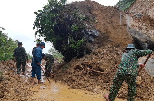 Cán bộ, chiến sỹ Đồn Biên phòng Nậm Chảy (Lào Cai) tham gia nạo vét bùn, đất để thông đường.
