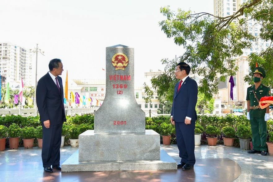 Ủy viên Bộ Chính trị, Phó Thủ tướng Chính phủ, Bộ trưởng Bộ Ngoại giao Phạm Bình Minh và Ủy viên Quốc vụ, Bộ trưởng Bộ Ngoại giao Trung Quốc Vương Nghị tham quan cột mốc 1369 (2) tại Việt Nam.