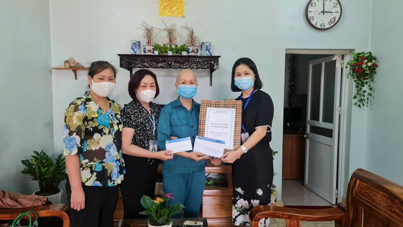 Công đoàn Công ty tặng quà CBCNV mắc bệnh trọng nhân dịp Tháng Công nhân năm 2021.