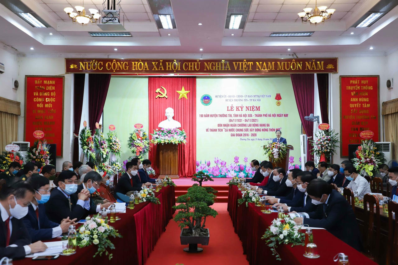 Đồng chí Kiều Xuân Huy - Phó Bí thư Huyện ủy, Chủ tịch UBND huyện báo cáo tóm tắt quá trình xây dựng huyện đạt chuẩn Nông thôn mới.
