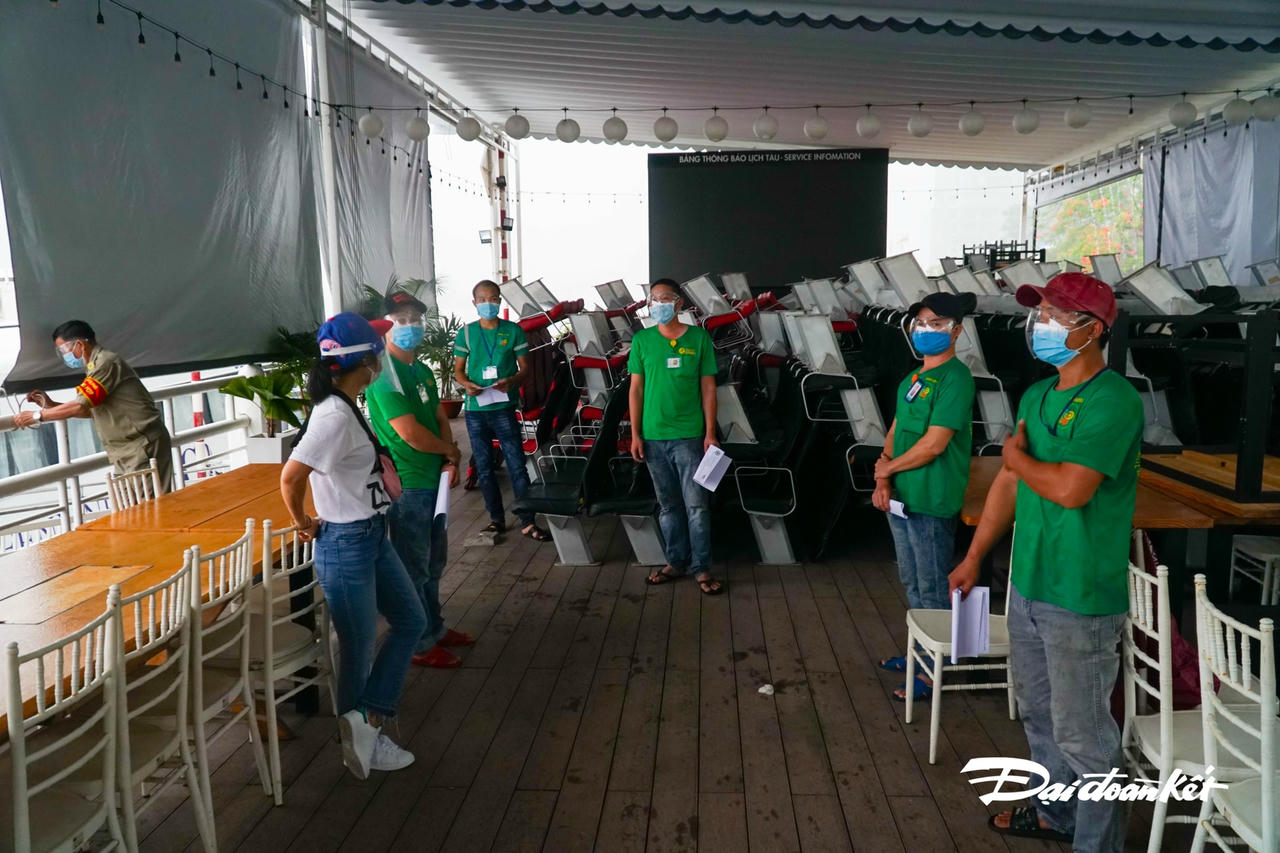 Các nhân viên bốc dỡ hàng hóa được kiểm tra sức khỏe, xét nghiệp âm tính với Covid-19 trước khi xuống tàu.