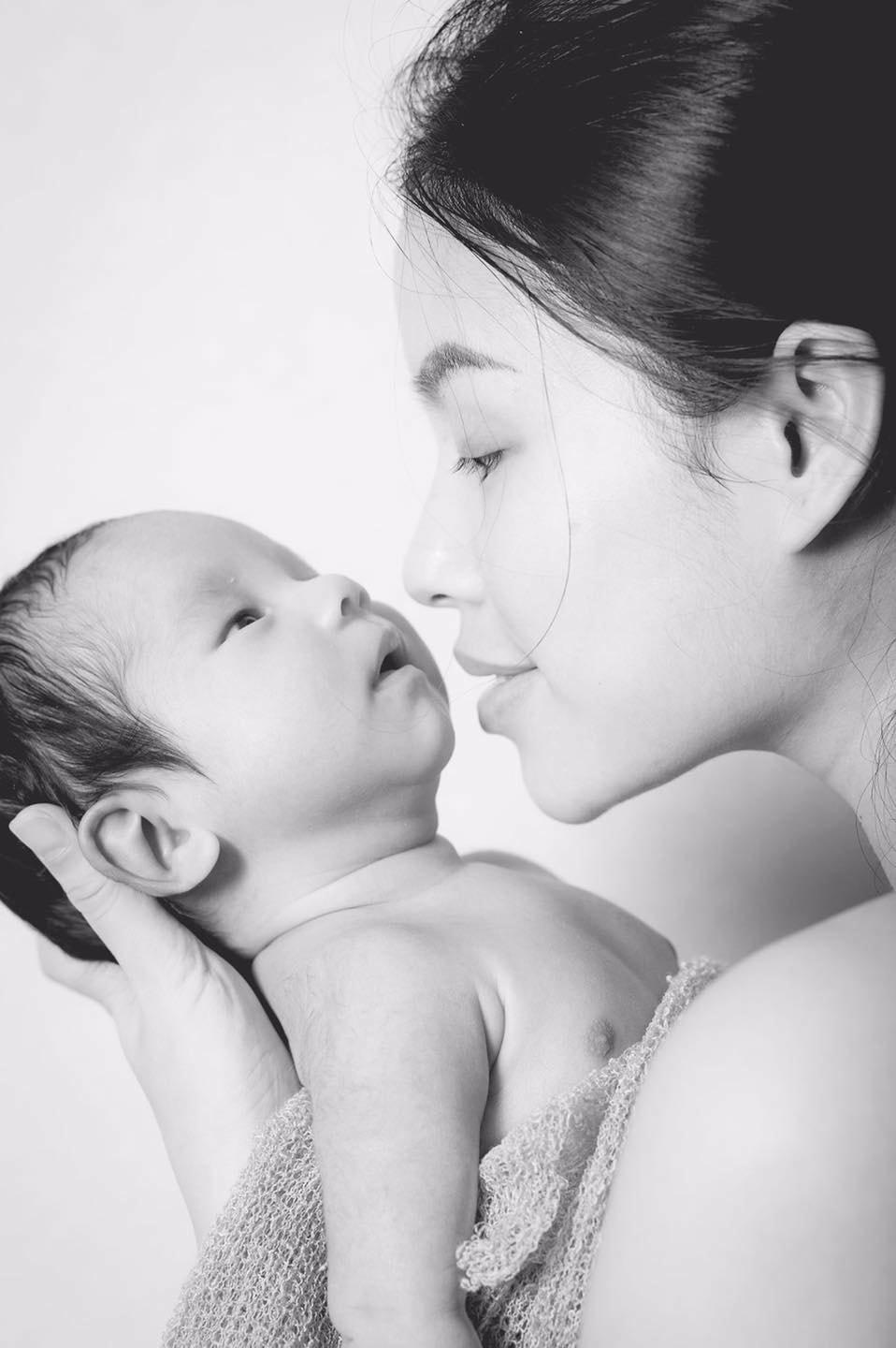 Cậu con trai thứ hai kháu khỉnh và có nhiều nét giống mẹ Phạm Hương.